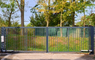 Industriehdrehflügeltor mit Stabfüllung und Elektrischen Antrieb