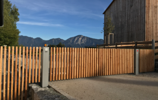 Industriedrehflügeltor mit Holzfüllung